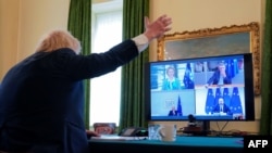 Премиерот на Британија, Борис Џонсон, во кабинетот на 15 јуни 2020 година, за време на видео-конференција со лидерите на ЕУ. 