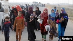 زنان و کودکان در حال خروج از شرق موصل (عکس از آرشیو)