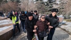 Полицейские уводят женщину, пришедшую на площадь Астана. Алматы, 22 февраля 2020 года.