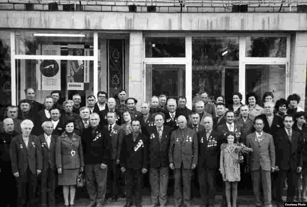 Sărbătoarea de 9 mai celebrată la întreprinderea în care muncea Moisei Akkerman, tatăl lui Leon (rândul doi, al treilea din dr.). Edineț, circa 1960-1970