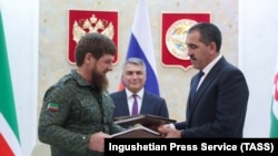 Глава Чечни Рамзан Кадыров (слева) и глава Ингушетии Юнус-Бек Евкуров, Магас, 26 сентября 2018 года 
