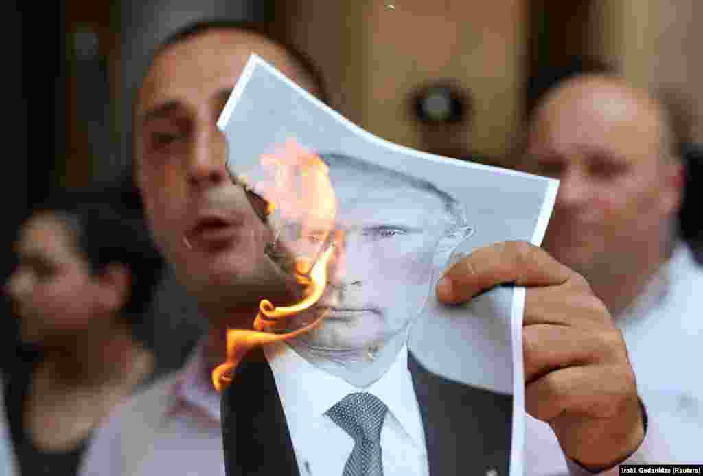 Учасник протесту біля парламенту Грузії спалює фотографію президента Росії Володимира Путіна. Тбілісі, 20 червня 2019 року. ФОТОГАЛЕРЕЯ