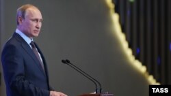 Vlarimir Putin vorbind la întîlnirea cu deputați din Parlamentul rus și alți politicieni care a avut loc la sanatoriul Mriya în apropiere de Ialta, Crimea, la 14 august 2014.