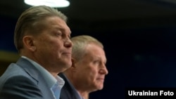 Главный тренер сборной Украины по футболу Олег Блохин (слева) и президент Федерации футбола Украины Григорий Суркис. 14 мая 2012 г