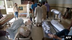 Родственники погибших во время жары людей в здании морга организации Edhi в Карачи. 23 июня 2015 года.