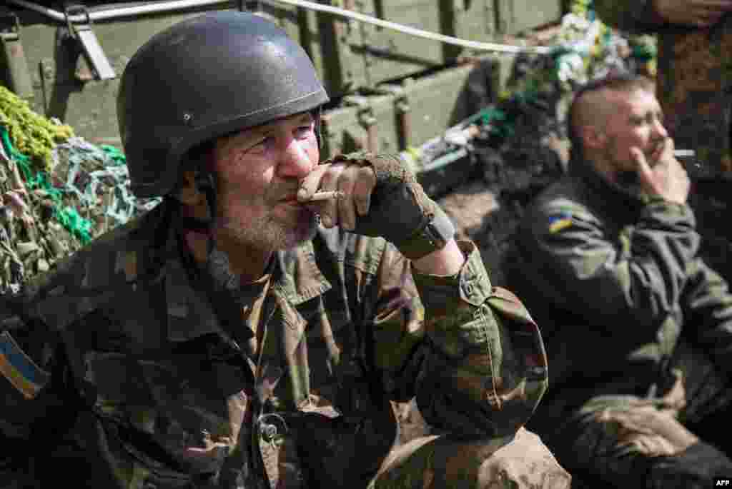 Українські військовослужбовці на бойових позиціях в селі Піски, недалеко від Донецька, 23 квітня 2015