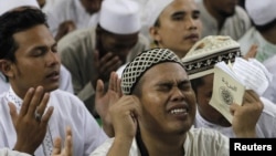 Индонезияда орналасқан «Ислам қорғаушылар майданы» тобының мүшелері «әл-Қаида» террорлық ұйымының жетекшісі Осама бин Ладенге құран бағыштап отыр. Джакарта, 4 мамыр 2011 жыл.