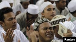 Članovi indonezijskog Islamskog fronta za odbranu mole se za Osamu bin Ladena, Jakarta, 4. maj 2011