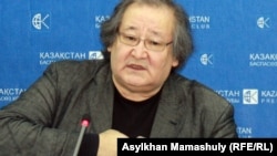 Болат Атабаев баспасөз мәслихатында. Алматы, 20 ақпан 2012 жыл.