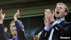 Роман Абрамович на трибуне во время матча "Челси" (архивное фото)