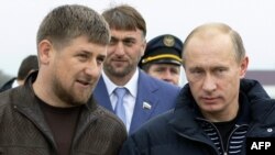 Президент России Владимир Путин (справа) и глава Чечни Рамзан Кадыров.