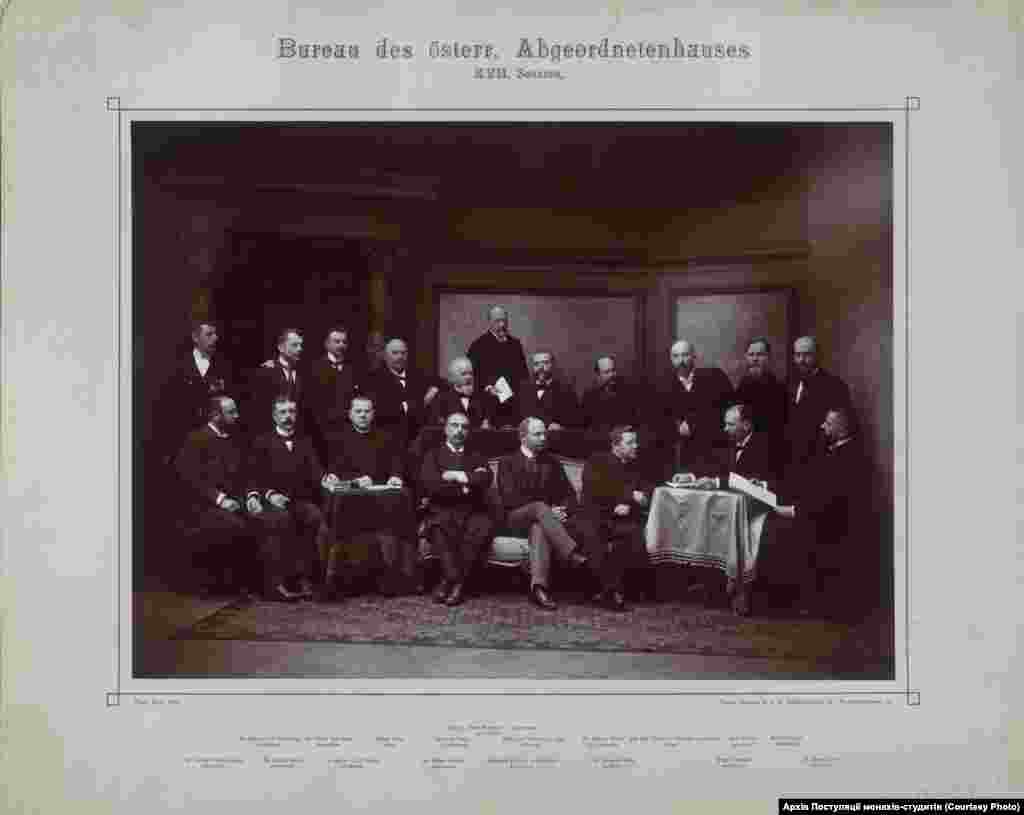 Секретар австрійського парламенту граф Казимир Шептицький (стоїть другий зліва) серед грона політиків