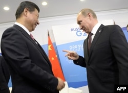 Президент России Владимир Путин встречается с президентом Китая Си Цзиньпином до саммита "Большой двадцатки" в Санкт-Петербурге. 5 сентября 2013 года.