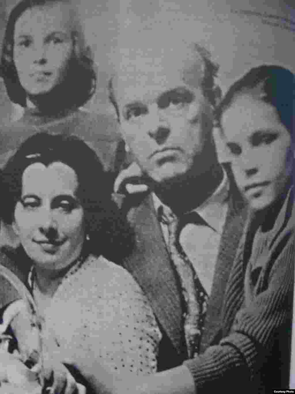 Selimović sa porodicom - Snimci fotografija iz knjige Radovana Popovića "Život Meše Selimovića"