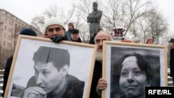 A memorial picket to slain journalist Anastasia Baburova and rights lawyer Stanislav Markelov shortly after the January 2009 killings.