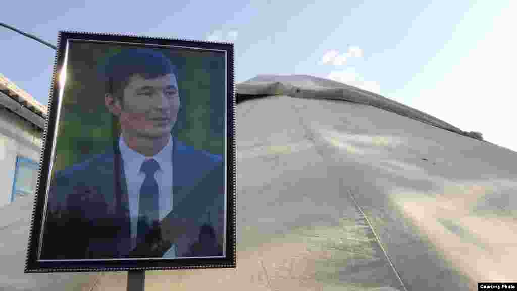 Корреспондент &laquo;Азаттыка&raquo;, известный журналист-расследователь Уланбек Эгизбаев погиб 22 июля во время отдыха с семьей в пансионате &laquo;Акун&raquo; на Иссык-Куле. Ему было всего 28 лет.