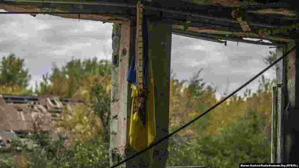 Посеред школи можна натрапити і на українську символіку