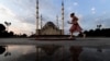 Девушка на фоне мечети, Грозный, иллюстративное фото