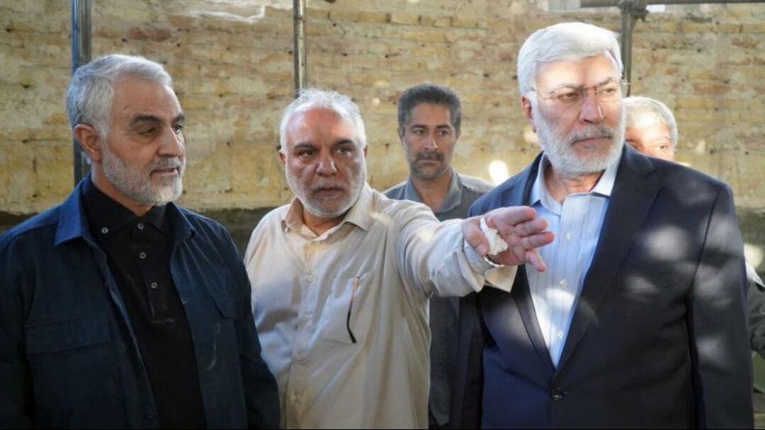قاسم سلیمانی (چپ) در کنار حسن پُلارَک، از مدیران مورد اعتمادش در عراق و ابومهدی مهندس، از فرماندهان شبهنظامیان عراقی مورد حمایت ایران