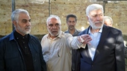 قاسم سلیمانی (چپ) در کنار حسن پُلارَک، از مدیران مورد اعتمادش در عراق و ابومهدی مهندس، از فرماندهان شبه‌نظامیان عراقی مورد حمایت ایران