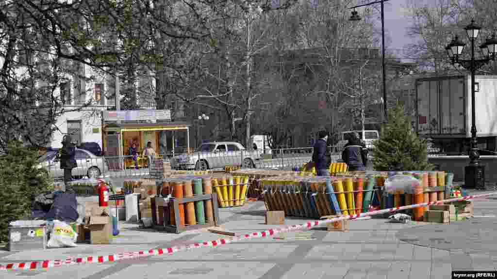 А вот и показатель помпезности концерта – установки для финального салюта. Это при отчаянном состоянии ЖКХ и сокращениях медперсонала больниц