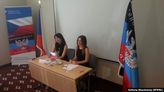 Нела Лискова (слева) во время открытия &quot;консульства &quot;ДНР&quot;. Острава, сентябрь 2016 года