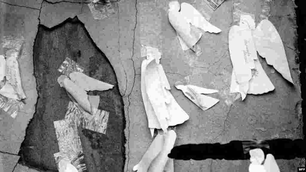 Бумажные ангелы с именами жертв, приклеенные школьниками на стены спортивного зала после трагедии. Школа №1, Беслан, Северная Осетия. Февраль 2005. Джеймс Хилл &nbsp;