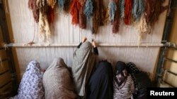 Женщины-заключенные работают в тюремном цеху в учреждении в афганской провинции Герат. Иллюстративное фото