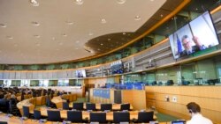Еврокомисарят за общия пазар Тиери Бретон говори по видеоконферектна връзка с членовете на комисията по транспорт и туризъм в Европейския парламент