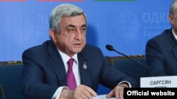 Армения -- Президент Армении Серж Саргсян (слева) на брифинге по итогам саммита ОДКБ в Ереване, 14 октября 2016 г.
