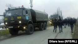 Военные грузовики в Бурыле Жамбылской области. 17 февраля 2016 года.