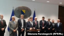 Predsjedavajući Vijeća ministara BiH Denis Zvizdić i povjerenik Vlade Hrvatske za Agorokor Ante Ramljak nakon sastanka u Sarajevu, 27. april 2017.