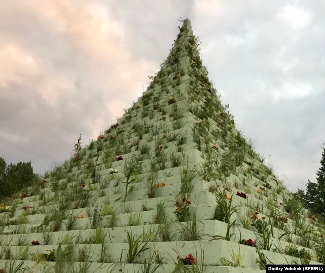 "Живая пирамида" Агнес Денес в Северном парке Касселя