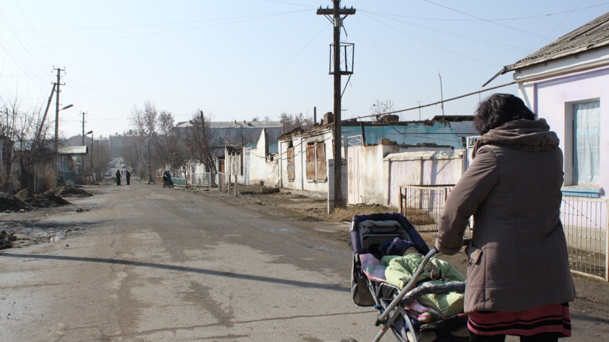 Homeless Kyrgyz Complain About Slow Pace Of Reconstruction