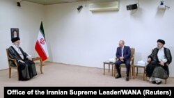 Верховный лидер Ирана аятолла Али Хаменеи (слева) и президент России Владимир Путин (в центре). Тегеран, 19 июля 2022 года