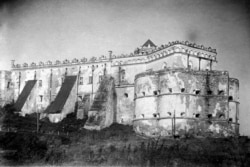 Замок у селищі Меджибіж на Хмельниччині. Фото Павла Жолтовського 1930 року. (ІР НБУВ. Фото надане А. Парамоновим)