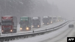 Teherautók a németországi A12-es autópályán Frankfurt-Odera közelében 2010. január 10-én (képünk illusztráció)