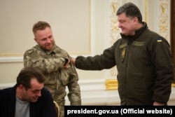 Президент Петро Порошенко під час нагородження Сергія Коротких, якому він надав українське громадянство ще 2014 року