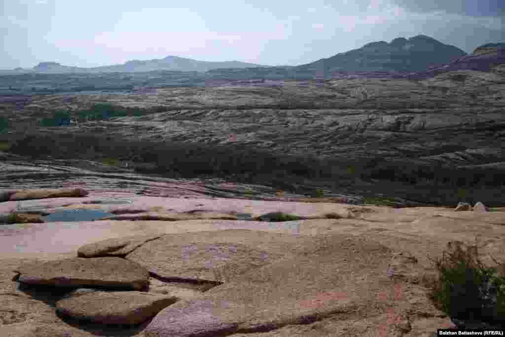 Местные ландшафты неоднородны. В местности Бектау-Ата встречаются и живописные скалы, и равнины, и небольшие водоемы.