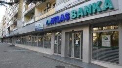 U političkoj javnosti je pokrenuto i pitanje na koji način je Brajović nadoknadio minus od 50.000 eura na rivolving kartici Atlas banke