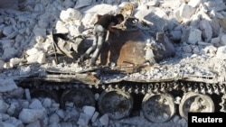 Подбитый танк сирийской армии на подступах к городу Алеппо