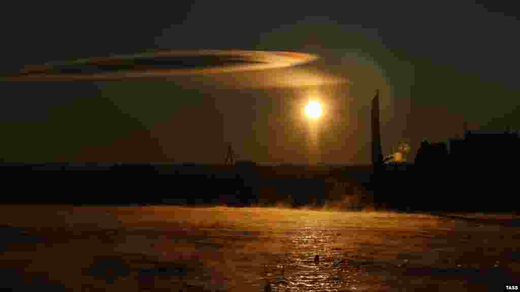 На Севастополь опускається ніч. Інші фотографії нічного Криму дивіться в нашій фотогалереї​