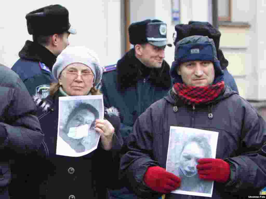 Пікет Міністерства внутрішніх справ на вул. Богомольця в Києві з вимогою відставки міністра внутрішніх справ Віталія Захарченка і об’єктивного розслідування побиття журналістки Тетяни Чорновол, 25 грудня 2013 року
