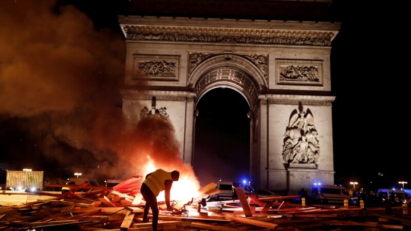 Emmanuel Macron: „rușine” protestatarilor violenți