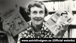 Astrid Lindgren iki bestseller kitabı ilə.
