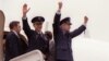 توماس شیفر (نفر اول از راست) دقایقی پیش از پیاده شدن از هواپیما، در بازگشت به آمریکا در بهمن ۵۹