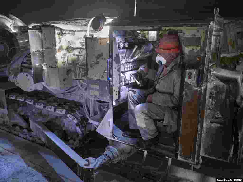 Шахтер на пульте управления соледобывающего комбайна в шахте под Соледаром. (фото 2019 года)