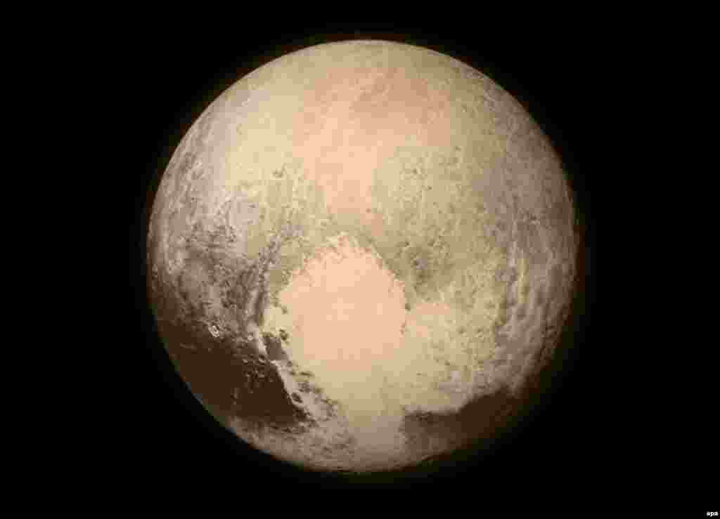 Плутон почти заполнил кадр снимка, сделанного космическим аппаратом New Horizons, 13 июля 2015 года.