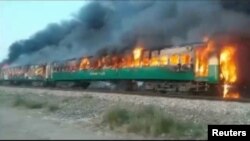 Карачи-Равалпинди каттамындагы өрт алган поезд. 31-октябрь, 2019-жыл. 