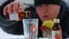 Мужчина с бутылочками настойки "Боярышника" в Иваново. Россия, 19 декабря 2016 года